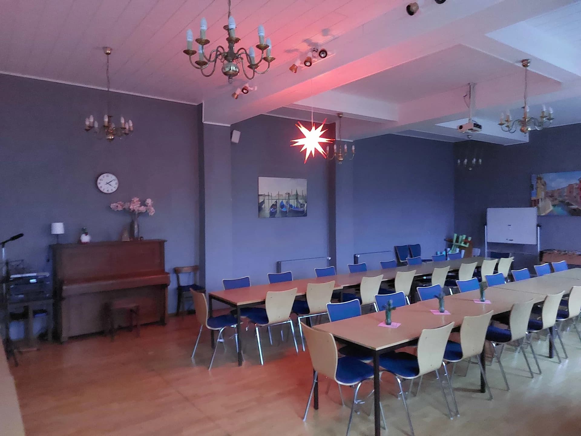 Saal mit stimmungsvoller Beleuchtung