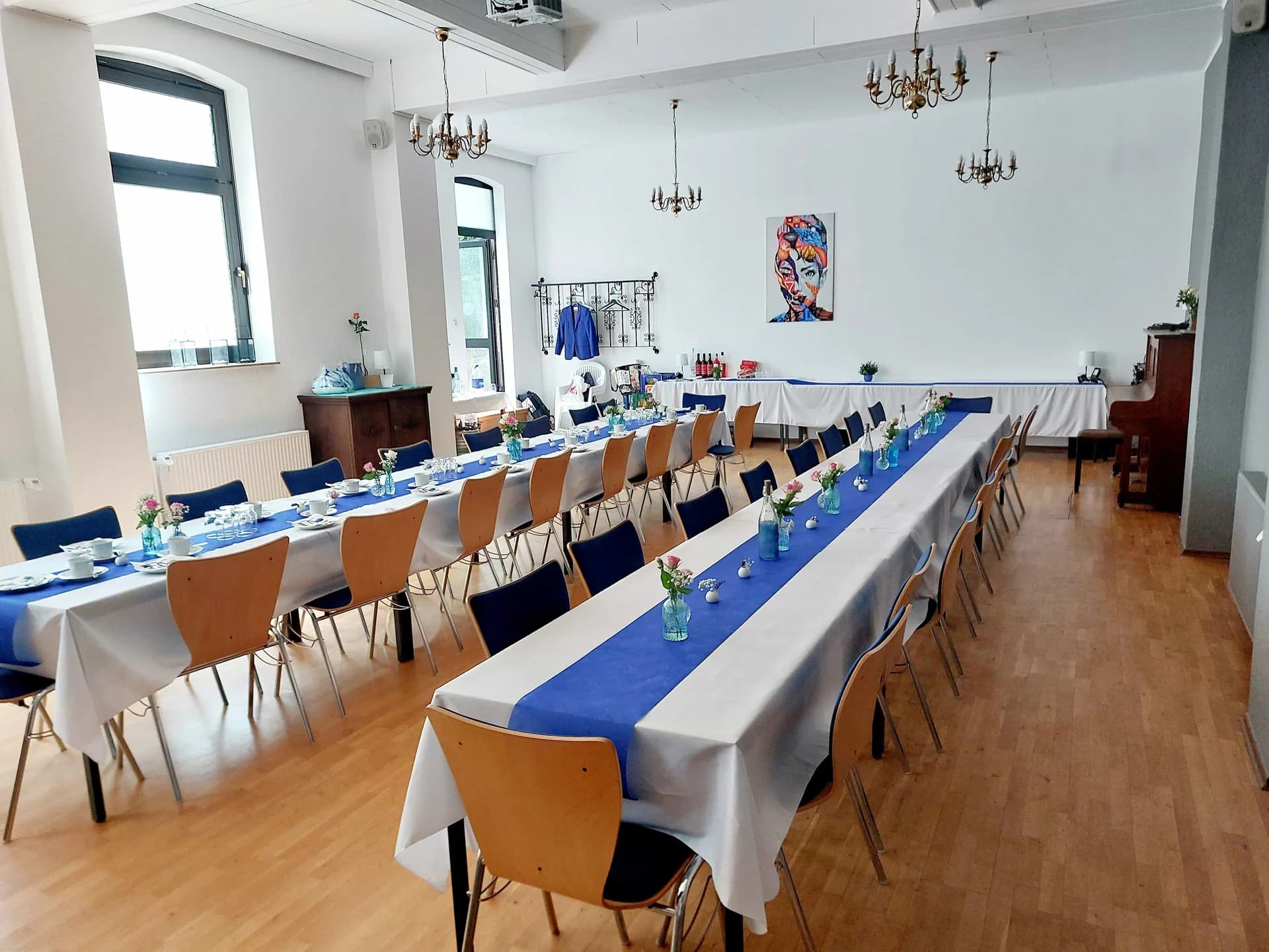 Festlich gedeckte Tische