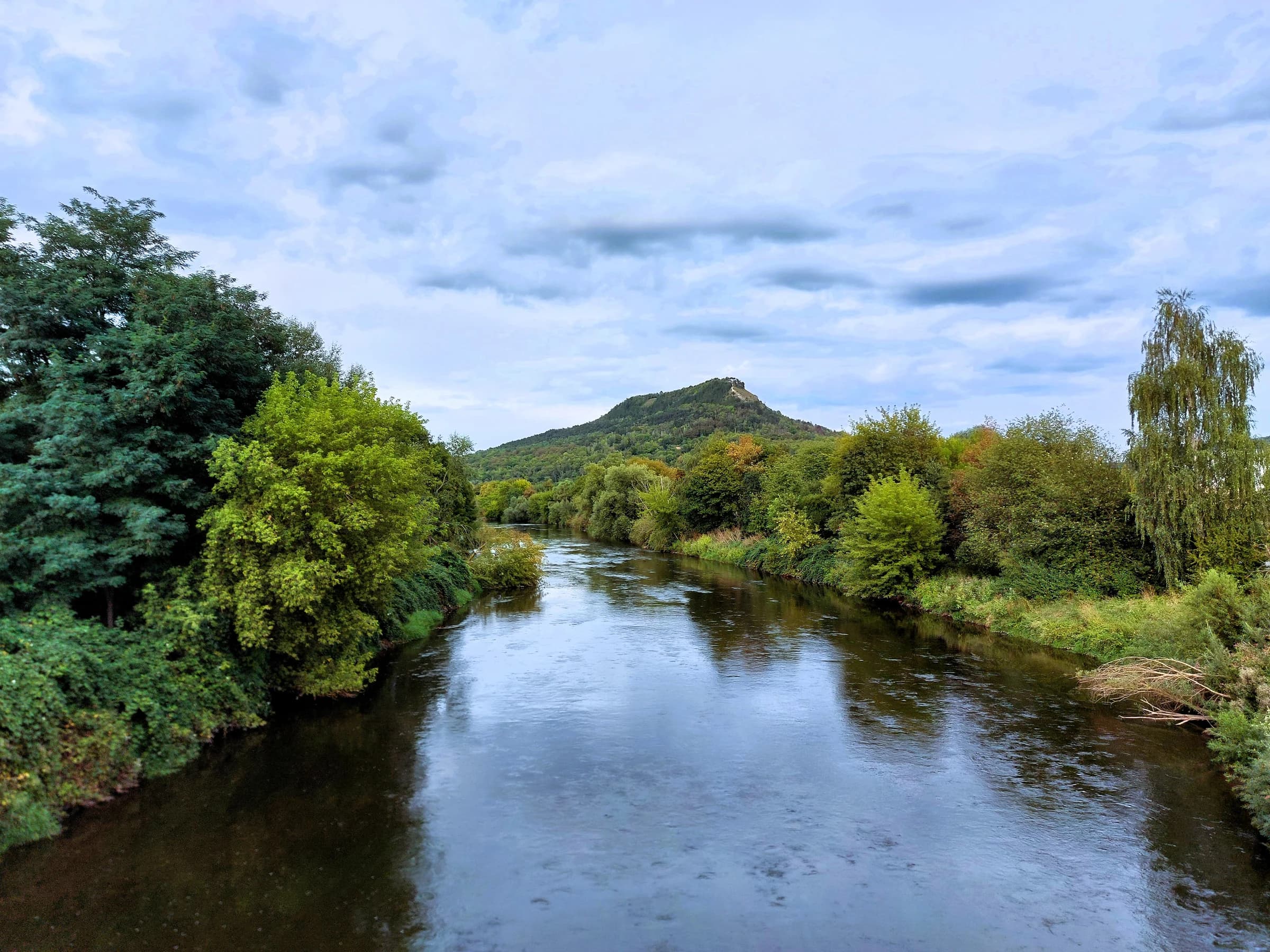 Die Saale bei Jena, umgeben von grünen Ufern